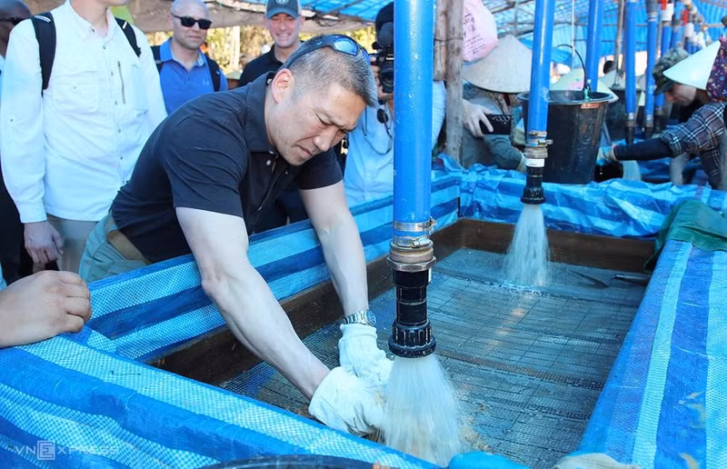 Le sous-secrétaire à la Marine des États-Unis, Hung Cao, participe aux opérations de tamisage destinées à retrouver les restes des personnes portées disparues. Photo : Dac Thanh.