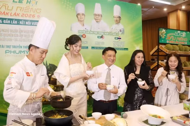 Des délégués dégustent du « curry vert au durian » lors de l'événement. Photo : VNA.