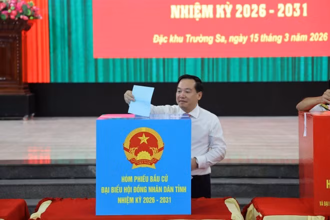 Le secrétaire adjoint du Comité provincial du Parti, Ho Xuan Truong, vote au bureau de vote n° 14 dans la zone spéciale de Truong Sa. Photo: VNA