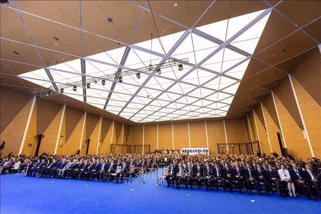 Vue d'ensemble de la séance plénière d’ouverture de la 16e réunion annuelle des nouveaux champions du Forum économique mondial (FEM). Photo : VNA.