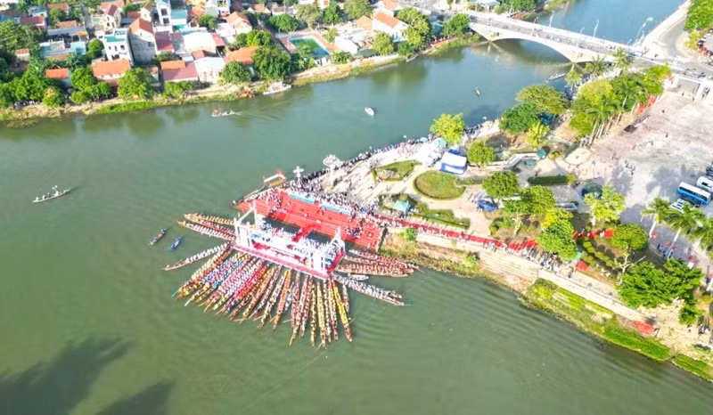La course de bateaux sur la rivière Kien Giang est une tradition culturelle emblématique des habitants de Le Thuy.