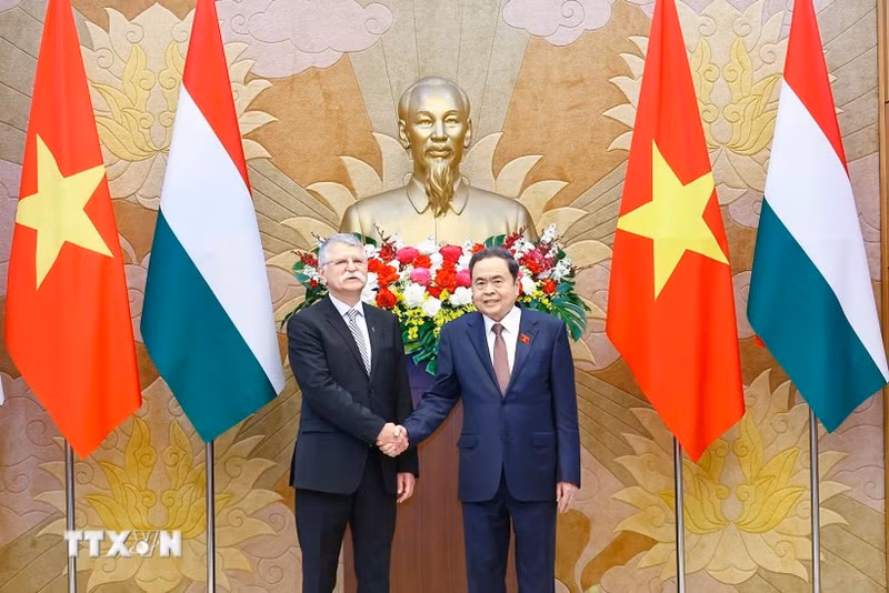 Le président de l'Assemblée nationale, Tran Thanh Man (droite) et son homologue hongroise, Kover Laszlo. Photo : VNA.