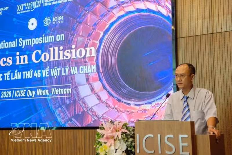 Le directeur adjoint du Département des sciences et des technologies de la province de Gia Lai, Phan Ho Giang, s’exprime en ouverture du 45e Symposium international sur la physique des collisions. Photo : VNA.
