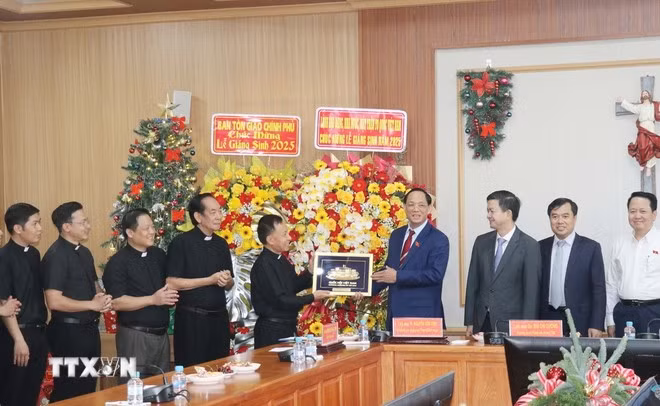 Le vice-président de l’Assemblée nationale Tran Quang Phuong offre des cadeaux de Noël au diocèse de Can Tho. Photo : VNA.