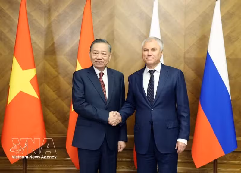Le secrétaire général du Parti et président de la République, To Lam (gauche) et le président de la Douma d’État de l’Assemblée fédérale de Russie, Vyacheslav Volodin. Photo : VNA.