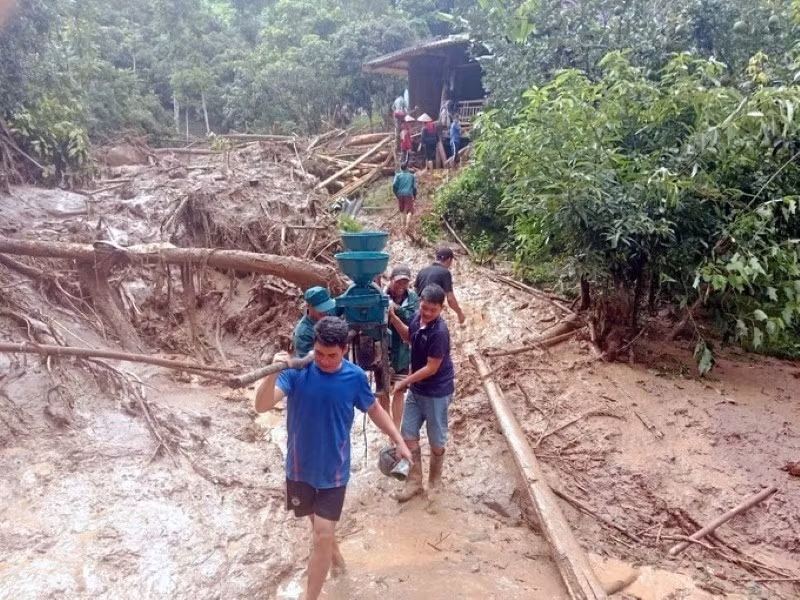 Evacution des biens des habitants de la commune de Bo Sinh, province de Son La (au Nord du Vietnam) vers un endroit sûr. Photo : VNA.