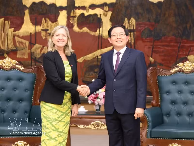 Le vice-Premier ministre Ho Quoc Dung et Mariam Sherman, directrice nationale de la BM pour le Vietnam, le Cambodge et le Laos. Photo : VNA.