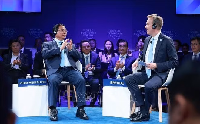 Le Premier ministre Pham Minh Chinh (à gauche, au centre) et le président-directeur général du Forum économique mondial (FEM), Borge Brende, lors du dialogue politique, à Tianjin, le 25 juin. Photo : VNA.