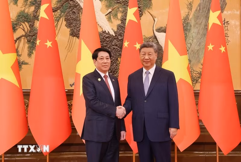 Le président Luong Cuong (gauche) et le secrétaire général du PCC et président chinois Xi Jinping. Photo : VNA.