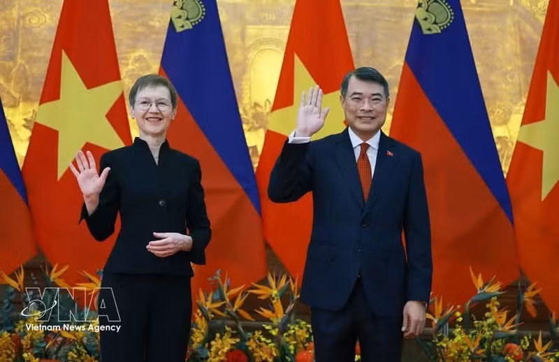 La Première ministre du Liechtenstein, Brigitte Haas et son homologue vietnamien Le Minh Hung. Photo : VNA.