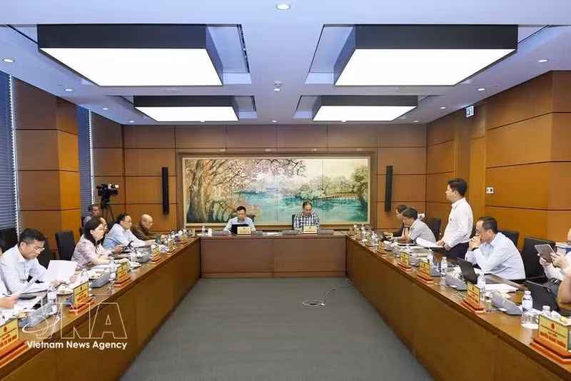 La délégation des députés de Hanoï participe aux discussions en groupe. Photo : VNA.