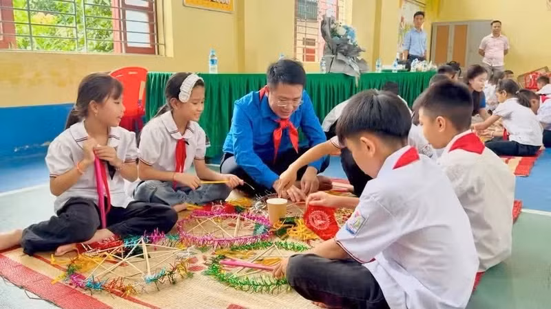 Activité de fabrication de lanternes dans le cadre du programme « Pour les enfants bien-aimés des zones frontalières » et de la soirée « Une Fête de la Mi-Automne pour les enfants – Des lanternes pour éclairer les rêves », dans la commune de Son Kim 2, province de Ha Tinh