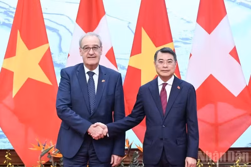 Le Premier ministre vietnamien Lê Minh Hung (à droite) et le président suisse Guy Parmelin. Photo : NDEL.