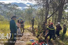 Les secouristes ont réussi à sauver une touriste malaisienne tombée dans un trou de 10 mètres de profondeur lors d’une randonnée dans le quartier de Lam Vien – Da Lat. Photo : Comité populaire. du quartier de Lam Vien - Da Lat