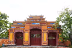 Le portail d’entrée de l’enceinte de Trai Cung, sur le site historique de l’esplanade du Nam Giao, à Hue. Photo : VNA.