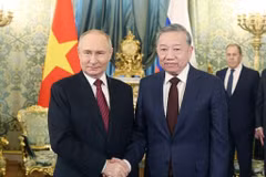 Le secrétaire général du Parti communiste du Vietnam, To Lam (droite) et le président russe Vladimir Poutine, en mai 2025 en Russie. Photo : VNA.