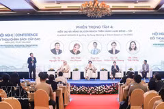 Mme Tran Ha My (première à droite) participe à la Conférence de dialogue politique de haut niveau sur les nouveaux modèles de croissance, l’innovation et les villes mondiales, en juillet 2026 à Da Nang, au Centre du Vietnam. Photo : VNA.
