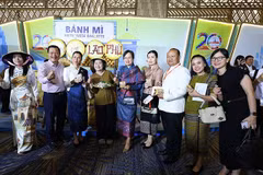 De nombreux amis internationaux ont assisté à la « Soirée du Vietnam ». Photo : NDEL.