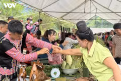 Le marché est devenu un rendez-vous familier pour les habitants des hautes terres. Photo : VOV.