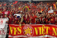 Des supporters vietnamiens au stade Rajamangala, à Bangkok en Thaïlande. Photo : VNA.