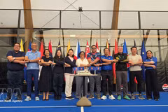 À Bruxelles, les ambassadeurs des pays membres de l’ASEAN effectuent la poignée de main emblématique du bloc, symbole de sa solidarité. Photo : VNA.