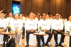 L'ambassadeur du Vietnam au Cambodge, Nguyen Minh Vu (3e de gauche à droite), participe au forum. Photo : VNA.