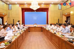 Le chef de la Commission centrale de la Communication, Trinh Van Quyêt, travaille avec les organismes compétents sur le rôle de la culture dans la réalisation des objectifs de croissance économique. Photo : VOV.