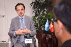 L’ambassadeur Du Hung Viet, chef de la Mission permanente du Vietnam auprès des Nations Unies, au micro de l’Agence vietnamienne d’information. Photo : VNA.