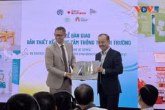 Stéphane Beaudet, vice-président du Conseil régional d'Île-de-France et Nguyên Huu Tiên, président du conseil des membres d'URENCO. Photo: VOV