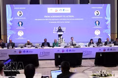 La prof. associée-Dr Nguyên Thi Lan Anh, vice-présidente de l’Académie diplomatique du Vietnam, prononce le discours d’ouverture du 15e Dialogue sur les océans, à Hanoi, le 18 septembre. Photo : VNA.