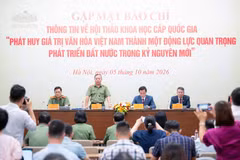 Le général de division Phan Xuan Tuy, directeur de l’Académie politique de la Police populaire (ministère de la Sécurité publique), informe la presse sur le colloque. Photo : quochoi.vn