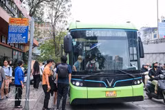 Hanoi accélère sa transition verte avec 28 nouveaux bus électriques en circulation, ici, des passagers montent à bord d'un bus électrique dans la rue Minh Khai. Photo : VNA.