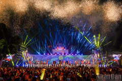 Un feu d’artifice illumine la scène de la Citadelle impériale de Thang Long lors de la cérémonie de clôture du 2e Festival des cultures du monde de Hanoï en 2026. Photo : NDEL.