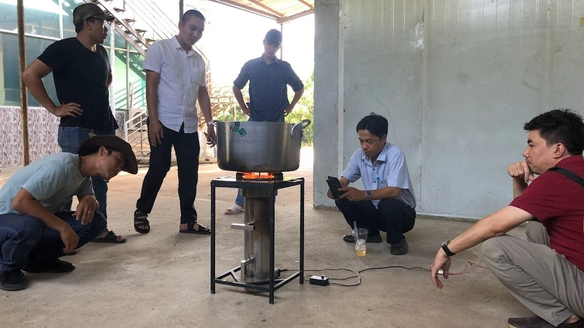 La chaleur générée par le processus de combustion du biochar est utilisée pour la cuisson. La chaleur générée par le processus de combustion du biochar est utilisée pour la cuisson.
