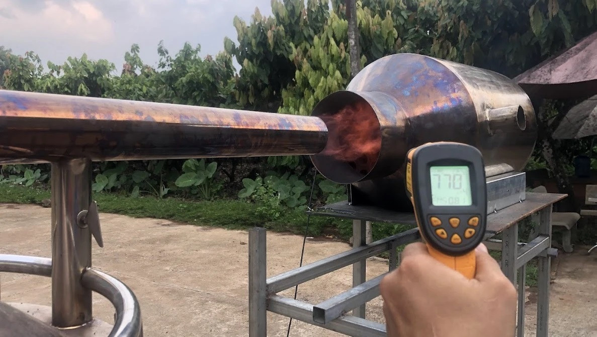 Les coques de cacao sont transformées en biochar de haute qualité à une température pouvant atteindre 770 °C. Les coques de cacao sont transformées en biochar de haute qualité à une température pouvant atteindre 770 °C.