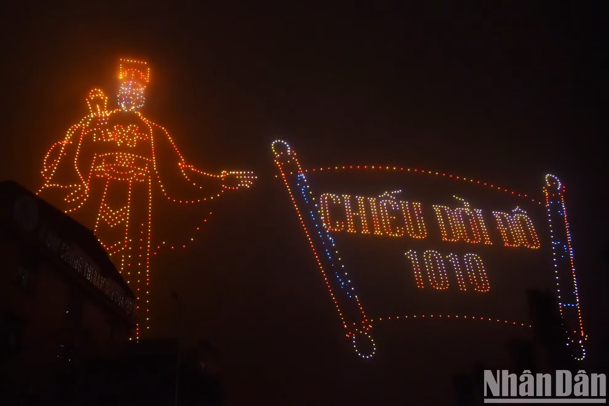 L’image du Roi Ly Thai Tô avec l’édit royal sur le transfert de la capitale ouvre la représentation spéciale du réveillon de cette année.