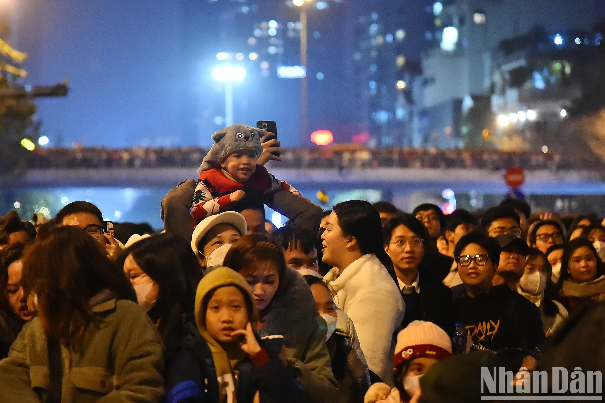 Un grand nombre d’habitants de la capitale et de touristes se sont rassemblés au carrefour de Van Cao (arrondissement de Tây Hô) pour admirer le spectacle spécial présenté pour la première fois le soir du réveillon. Un grand nombre d’habitants de la capitale et de touristes se sont rassemblés au carrefour de Van Cao (arrondissement de Tây Hô) pour admirer le spectacle spécial présenté pour la première fois le soir du réveillon.