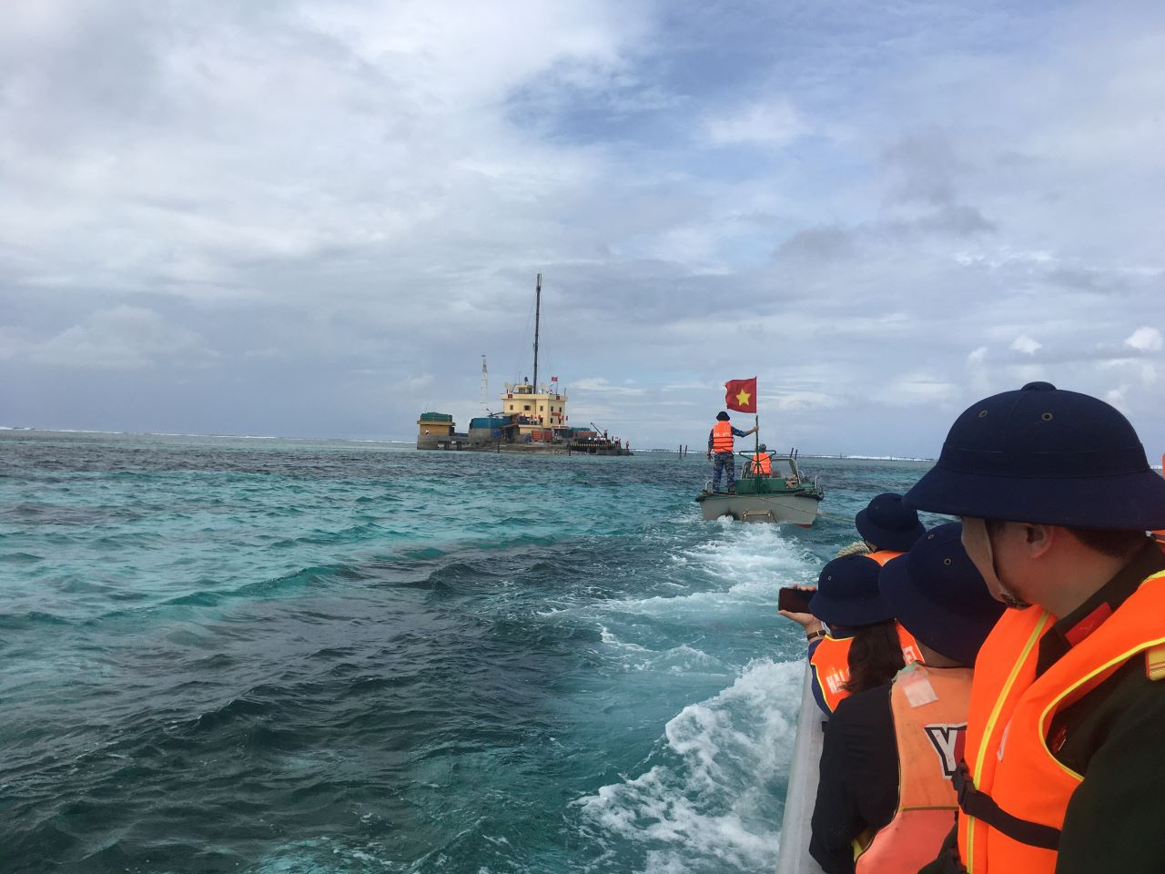 L'île Da Dông vue de la mer. Photo : DUNG MINH.