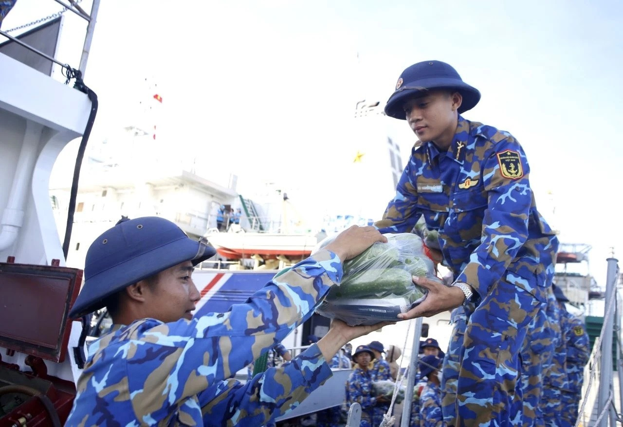 Remise des cadeaux aux habitants et aux soldats de Truong Sa. Remise des cadeaux aux habitants et aux soldats de Truong Sa.