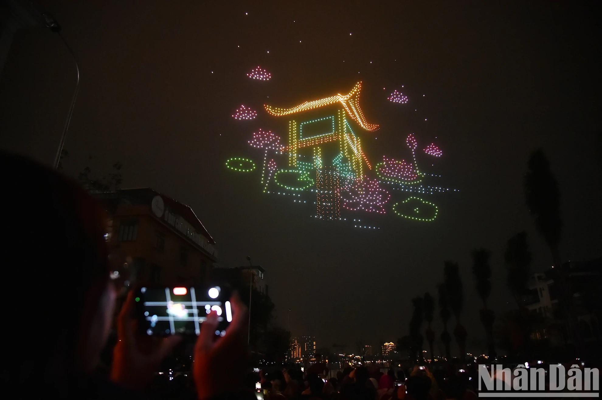 Les habitants de la capitale et les touristes admirent le spectacle de lumière artistique utilisant des drones appelé « Festival de lumière artistique de Hanoï-Thang Long brilliant ». Les habitants de la capitale et les touristes admirent le spectacle de lumière artistique utilisant des drones appelé « Festival de lumière artistique de Hanoï-Thang Long brilliant ».