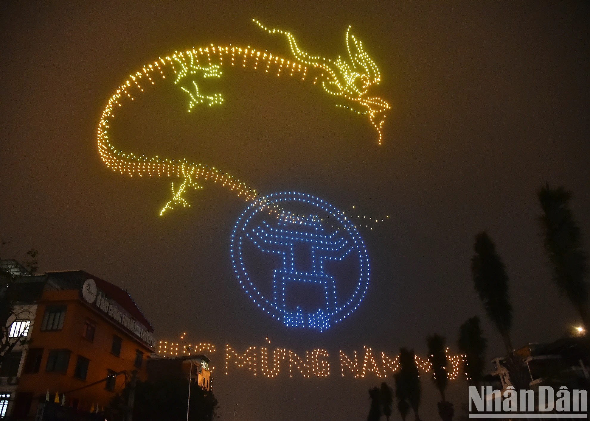 Le programme « Festival de lumière artistique de Hanoï-Thang Long Brillant » est un spectacle de drones avec un nombre record d’équipements en Asie du Sud-Est. Il est accompagné d’une musique exclusive, d’un système audio et des écrans installés autour du lac de l’Ouest. Le tout a offert un spectacle majestueux et original aux habitants de la capitale et aux touristes lors du Têt 2024. Le programme « Festival de lumière artistique de Hanoï-Thang Long Brillant » est un spectacle de drones avec un nombre record d’équipements en Asie du Sud-Est. Il est accompagné d’une musique exclusive, d’un système audio et des écrans installés autour du lac de l’Ouest. Le tout a offert un spectacle majestueux et original aux habitants de la capitale et aux touristes lors du Têt 2024.