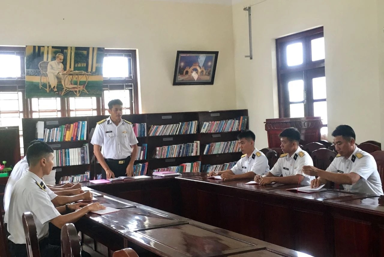 Une réunion du comité du Parti de la brigade de combat n°2. Une réunion du comité du Parti de la brigade de combat n°2.