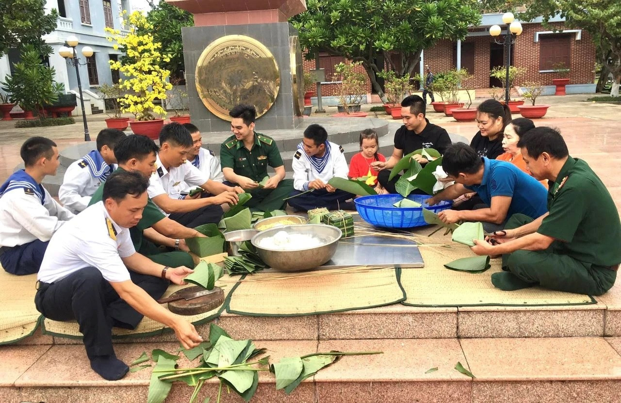 Les soldats et les habitants de l’île de Truong Sa confectionnent des banh chung pour célébrer le Têt. Les soldats et les habitants de l’île de Truong Sa confectionnent des banh chung pour célébrer le Têt.