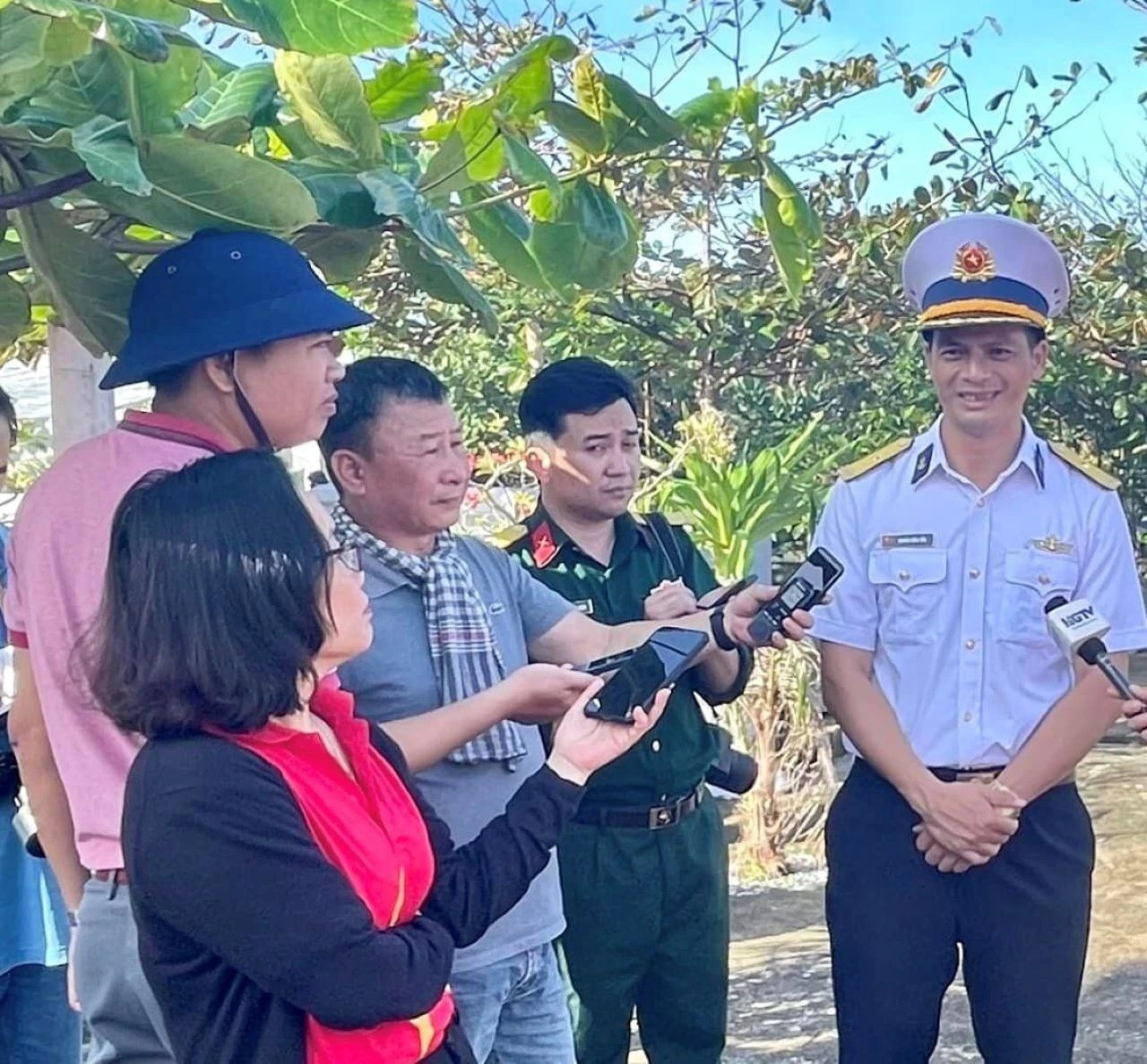 Des journalistes travaillent sur l’île de Truong Sa. Des journalistes travaillent sur l’île de Truong Sa.