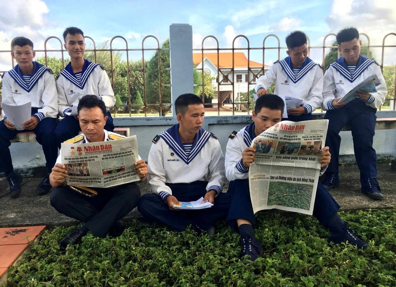Il est temps de lire les journaux des soldats de Truong Sa. Il est temps de lire les journaux des soldats de Truong Sa.