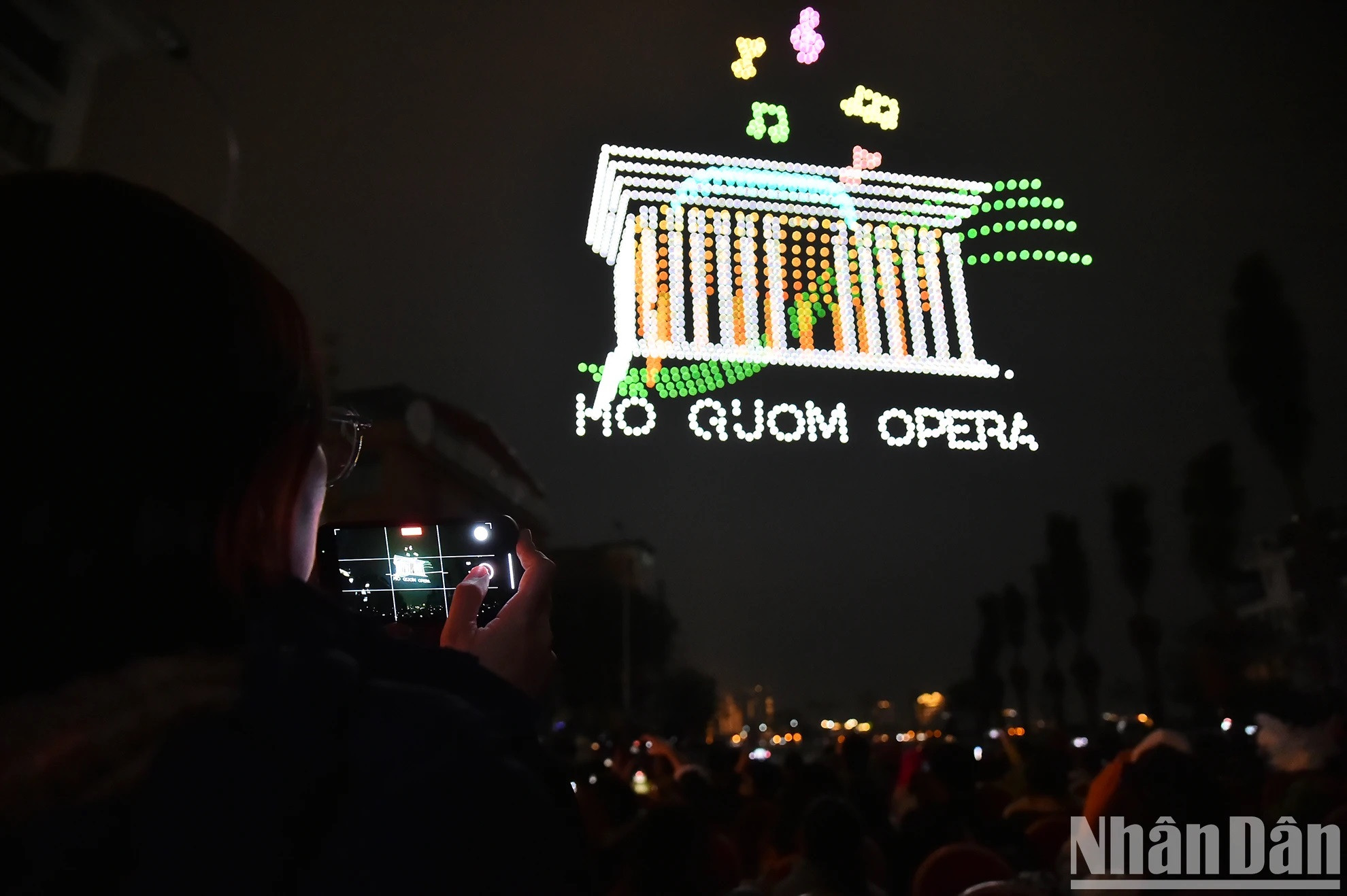Les résidents et les touristes capturent avec enthousiasme les moments de ce spectacle de lumière artistique impressionnant. Les résidents et les touristes capturent avec enthousiasme les moments de ce spectacle de lumière artistique impressionnant.