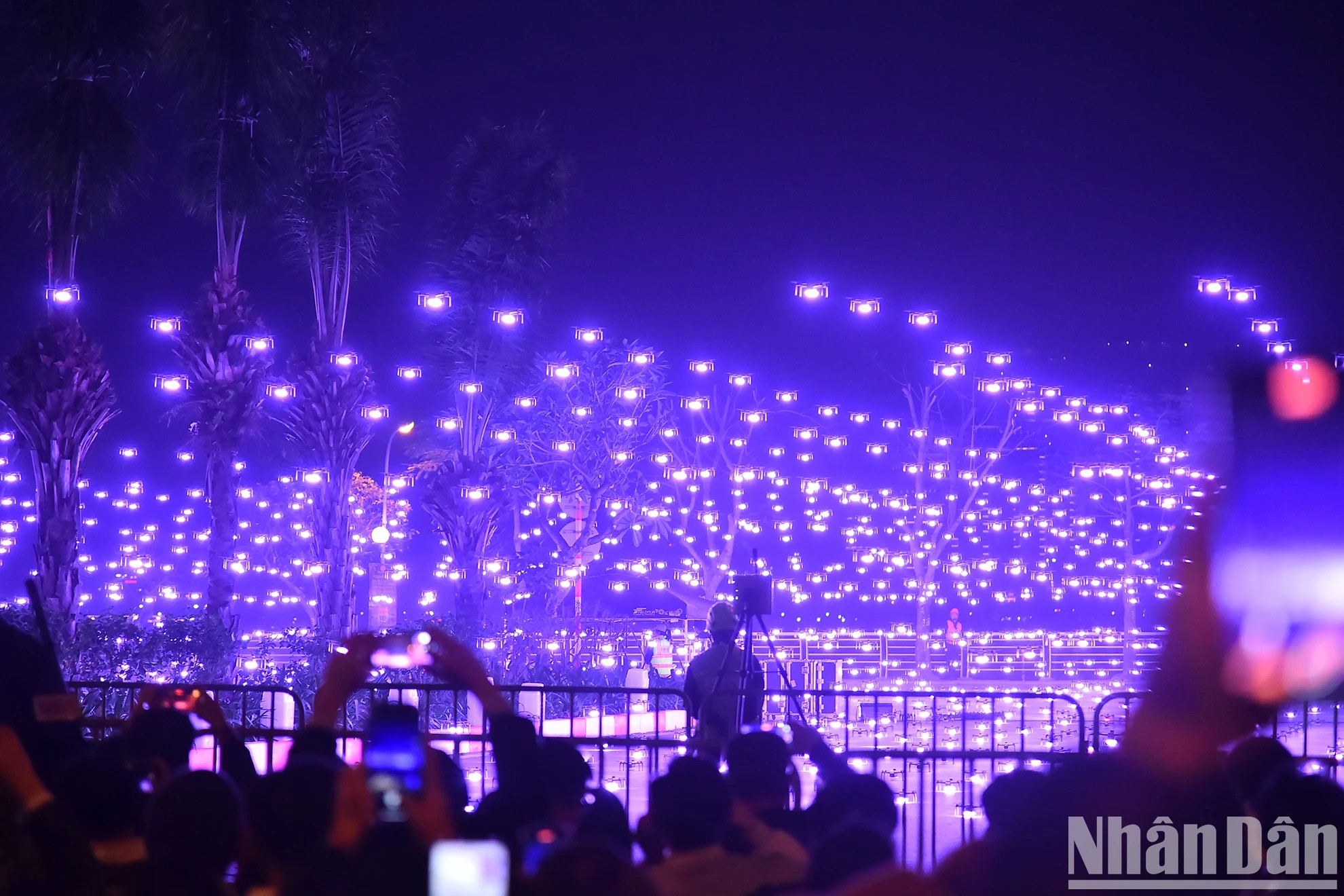 À 23 h 30, 2024 drones symbolisant l’année du Dragon 2024 ont décollé, illuminant le ciel au-dessus du lac de l’Ouest. À 23 h 30, 2024 drones symbolisant l’année du Dragon 2024 ont décollé, illuminant le ciel au-dessus du lac de l’Ouest.