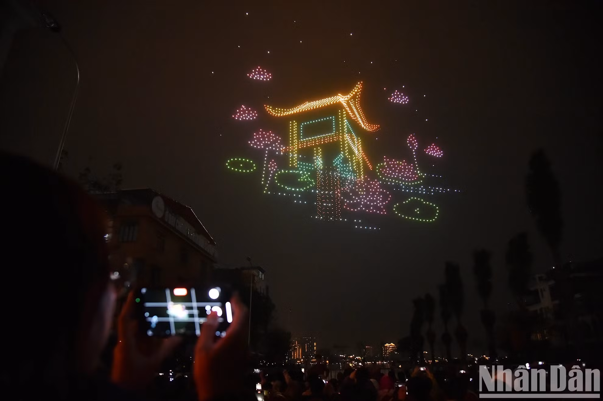 Les habitants de la capitale et les touristes admirent le spectacle de lumière artistique utilisant des drones appelé « Festival de lumière artistique de Hanoï-Thang Long brilliant ».