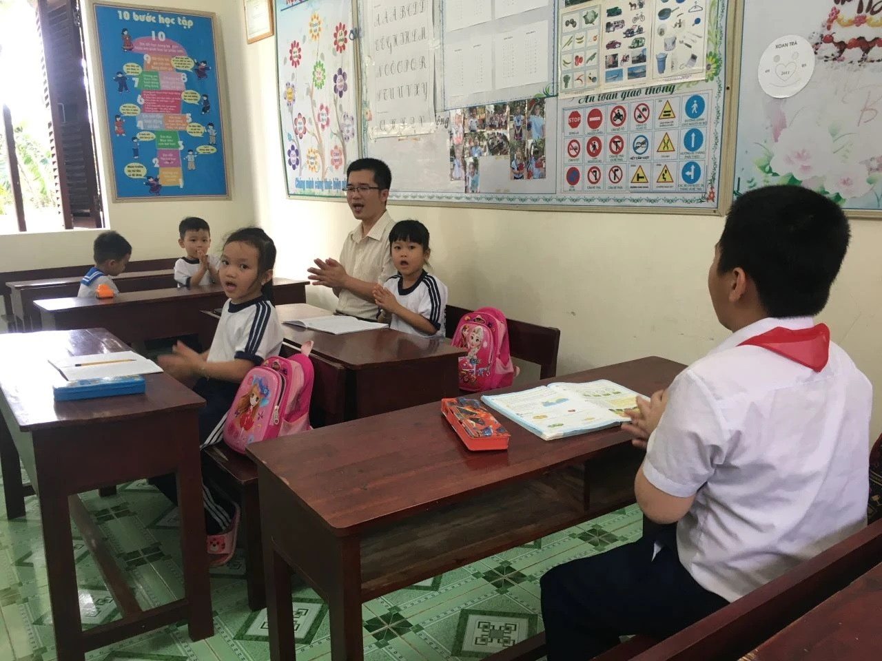 Une classe à l’école primaire dans le bourg de Truong Sa. Une classe à l’école primaire dans le bourg de Truong Sa.