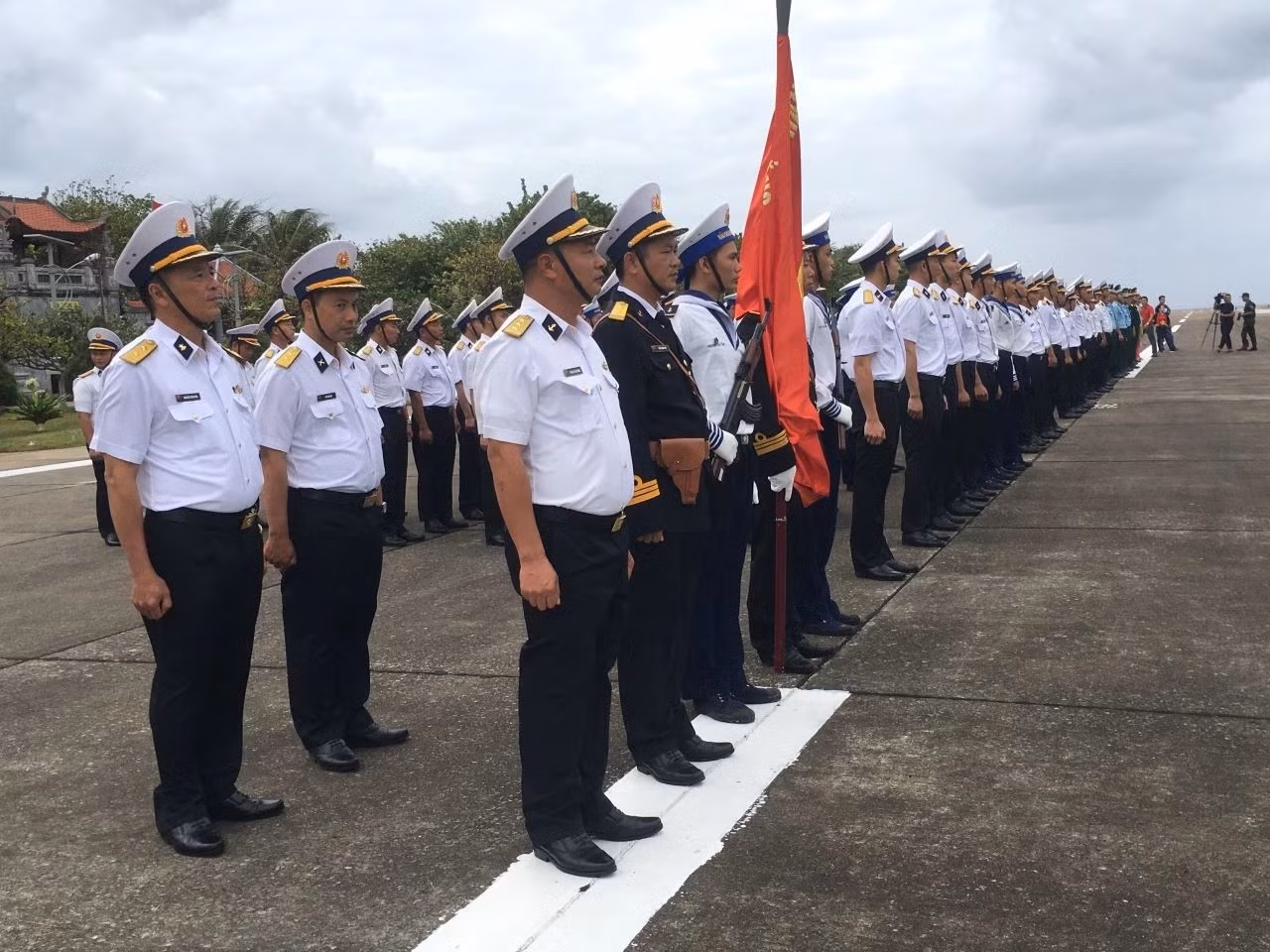 Cérémonie de lever du drapeau en début de semaine.